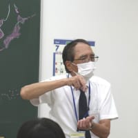 絵と、朗々と響く名調子で、生徒たちの夏を応援します。