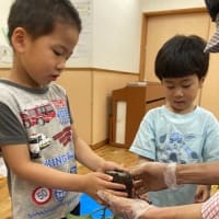 4歳児（ゆず組）なすの苗ときゅうりの苗をうえました。