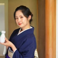 「日本酒と着物の女性」のフリー素材（商用利用可能）