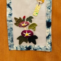 タペストリーと花