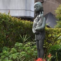 千川彫刻公園　女性像と彼岸花　　　　３