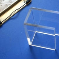 朝のうちにアクリル工作