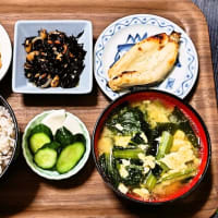 家で朝ごはん（十六穀ごはんにコモンフグの西京漬、ひじき煮、納豆、小松菜とわかめと卵のみそ汁、かぶときゅうり漬）（2025年6月12日）