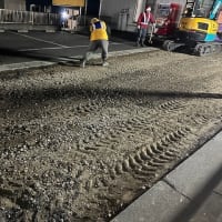 夜間の舗装工事