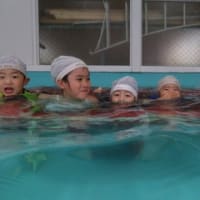 おれんじ　５歳児　戸外遊び（自然物集め）・プール