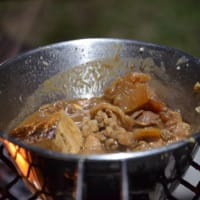 2025　釣り＆キャンプ鱒蔵でキャンプ　その3　～スモークチーズ、ニジマスの塩焼き、ネギマ、鶏ちゃん、手羽先の水炊き、山菜のアヒージョ、どて煮、高山風だんご～