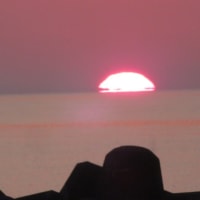 今日の夕日を追った