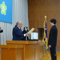卒業式を前に表彰式・卒業記念品贈呈