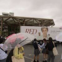 お洒落な若い女性たちが大集合！広島グリーンアリーナで山田涼介さんのコンサート！涼介さん推しのファンは、「Ｒｅｄ」で完全武装