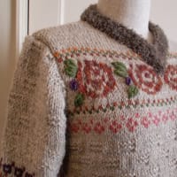 バラの編み込み模様のセーター
