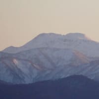 今日の金沢・・晴天！・・山の家からの夕日に照らされる白山遠望・・・笈ヶ岳と太門山も・・・