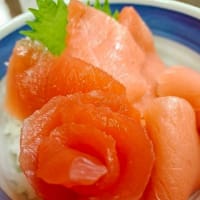 小田原フラワーガーデンでバラを楽しんだあとは、魚河岸でんのバラのような本マグロ丼もお楽しみください！