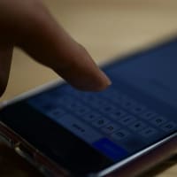 スマホ通信料「0円」乱立 格安各社、楽天から乗り換え促す（日本経済新聞）