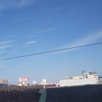 本日東住吉区駒川上空ウルトラけったいな雲が出ていました。何がおこるのやら。