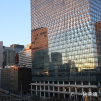 夜明けの東京駅と静かなオフィス街