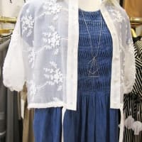 薄いデニム素材の　ワンピースです