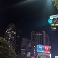 新宿。ええ感じの月やね。