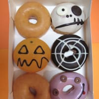 クリスピークリームドーナッツのハロウィンダズンハーフと春なのにコスモスみたい