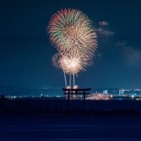 茅ヶ崎花火遠望【葉山某所】鳥居のシルエットの先に音もなく上がる花火