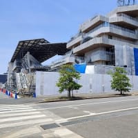 建設中の「長崎スタジアムシティ」を外から眺める。