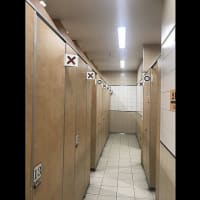 アナログだけど画期的　京都駅トイレの個室に設置された「紙」がグッドアイデア