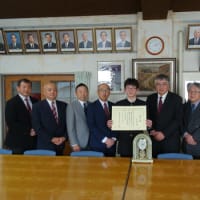 卒業式を前に表彰式・卒業記念品贈呈