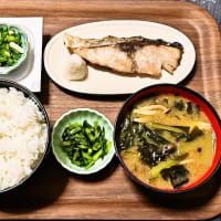家で朝ごはん（ごはんは北海道産ななつぼし、ぶりの塩焼、納豆、小松菜とぶなしめじとわかめのみそ汁、京菜漬）（2025年7月6日）