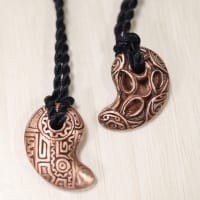縄文文様の勾玉 リバーシブルペンダント　(659-515/純銅製)