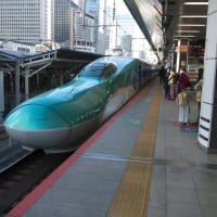 東京駅２０番線ホームを発着する東北新幹線はやぶさ３号　新青森行き