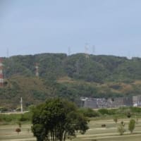 フェンスに囲まれた道（東海道五十七次歩き旅・摂津国）