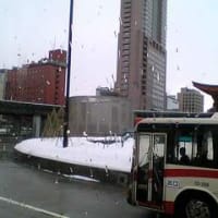 雨雪混じりの金沢駅前