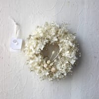 a white,melancholy sigh wreath