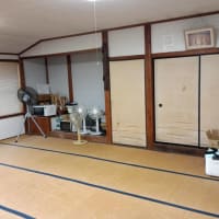 早朝、しんちゃんが卒業した山間の旧小学校・・・今は地区会館の掃除作業・・・まだ二宮金次郎像も健在です。