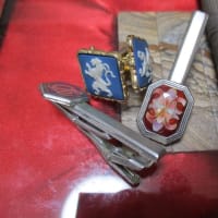 不用品を色々出して見て、どれを捨てるか選別中----将棋盤、革ジャン、8ｍｍ撮影機、飾り、ハーレーダビッドソンの手袋、タイピン、香水色々、壺、ニュージーランドコイン、