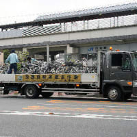 不法駐輪、自転車をトラックに積み込む掛員
