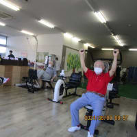 体幹リハビリアクティの機能訓練で立ち上がりの力を付ける練習をした。
