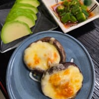 うちのごはん　　小松菜の炊いたん　と　椎茸チーズかけ　と　オクラのキムチ味　と　アボカド(^.^)