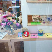 横浜 大口通商店街 糸川メガネのウィンドウを春に模様替えしました！