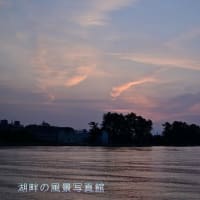 日の出直前の光景が見える琵琶湖湖岸