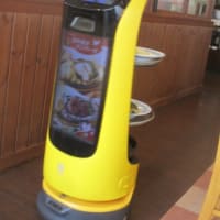 久々のファミリーレストラン・・・配席や注文、配膳や会計まで、ロボットやタブレットが活躍しています