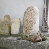 明科塩川原の自然石