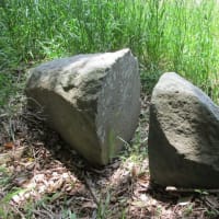 八幡太郎の手割石