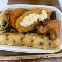 名階段で昼食を食べる