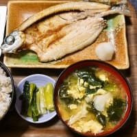 家で朝ごはん（十六穀ごはんにトビウオの塩焼、納豆、ほうれん草と白舞茸と玉子のみそ汁、野沢菜漬け）（2025年6月4日）