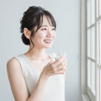 【専門家が暴露】水の飲み方で変わる！肩こり腰痛改善「黄金比率」1日1.5Lの科学的根拠