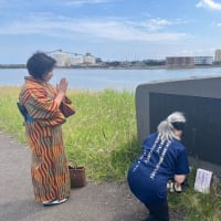 林芙美子の碑に献花