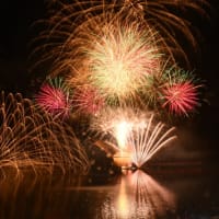 光の饗宴…洞爺湖の花火は美しい