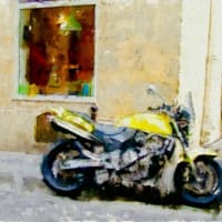 パリの街角　黄色いバイク