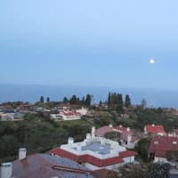 ３月７日朝６時過ぎの満月の風景
