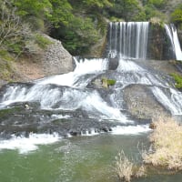涼やかな「竜門の滝」 暑さ忘れる 暑中見舞いです。